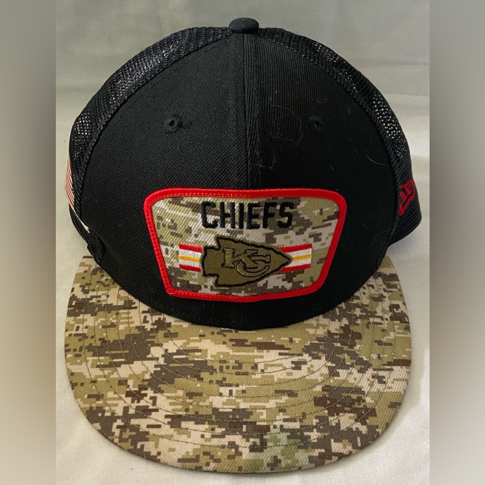 Kansas City Chiefs New Era 2021 Salute To Service 9FORTY Trucker hat SnapBack